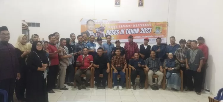 Anggota Komisi III DPRD Kota Bekasi  Latu Har  Hary foto bersama warga RW 04.
