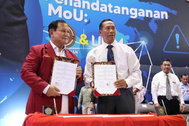 Menhan Prabowo bersama Rektor UMM Prof. Dr. Fauzan, M.Pd. menandatangani  MoU antara Kementerian Pertahanan dan UMM tentang Penyelenggaraan Tri Dharma Perguruan Tinggi. Foto: Humas Kemhan