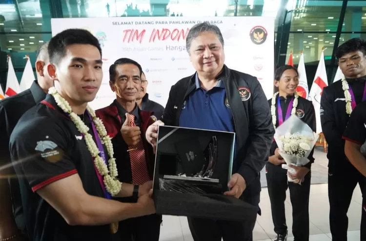 Ketua Umum Pengurus Besar (PB) Wushu Airlangga Hartarto menyambut langsung kedatangan para pahlawan wushu Indonesia di Bandara Soekarno-Hatta yang telah mempersembahkan medali, seperti Harris Horatius peraih emas kategori Men's Nanquan