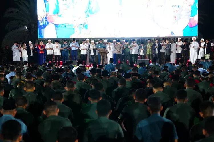 TNI melakukan doa bersama sebagai salah satu rangkaian kegiatan peringatan HUT ke-78 TNI yang dihadiri oleh tokoh lintas agama. Foto: Puspen TNI