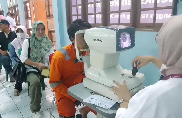 Antusiasme warga di acara pemeriksaan refraksi mata gratis dan pembagian kacamata di Kelurahan Papanggo, Jakarta Utara, Jumat (6/10/2023). (FOTO: Dharma/)