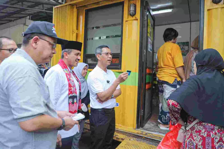 Pj Gubernur DKI Jakarta Heru Budi Hartono berdialog dengan pedagang  di pasar Po dok Bambu, Jakarta Timur, Jumat (13/19/2023).