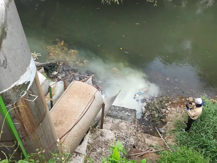 Ditemukan pembuangan air limbah pengolahan bakso milik CV Warisan Matahari Makmur di sekitaran Kali Cikeas. (FOTO: Dharma/)