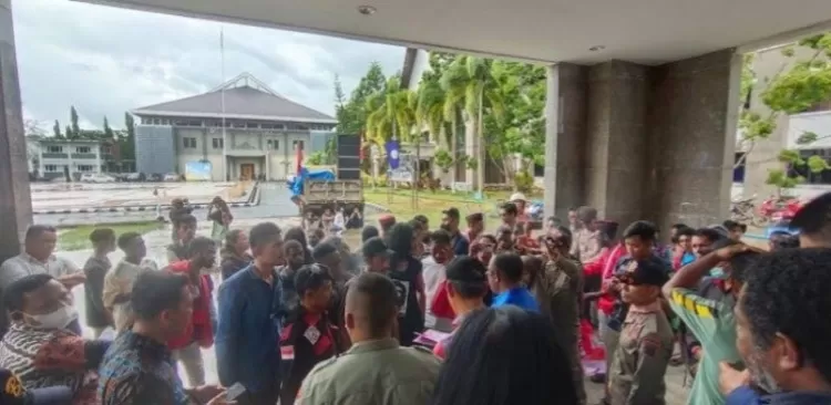 Massa berorasi di depan Kantor Gubernur Papua Barat Daya dan meminta surat keputusan Pemerintah Provinsi Papua Barat Daya.