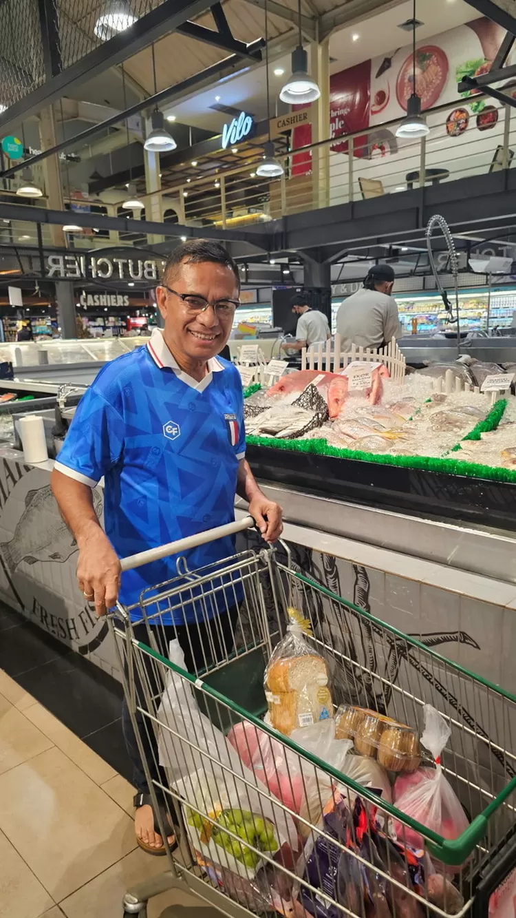 Saleh Husin berbelanja kebutuhan dapur di supermarket. Foto: Istimewa