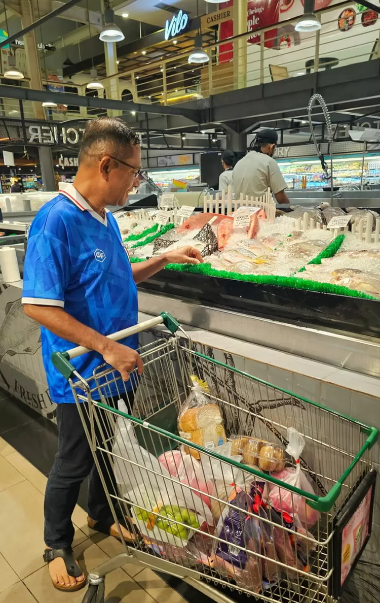 Saleh Husin berbelanja kebutuhan dapur di supermarket. Foto: Istimewa