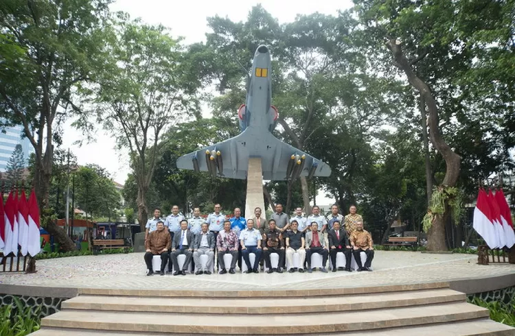 Kasau Marsekal TNI Fadjar Prasetyo dan Sekda DKI Joko Agus Setyono resmikan monumen pesawat tempur A-4 Skyhawk di area Taman Tebet Barat, Jakarta Selatan. Foto: Penkoopsud I