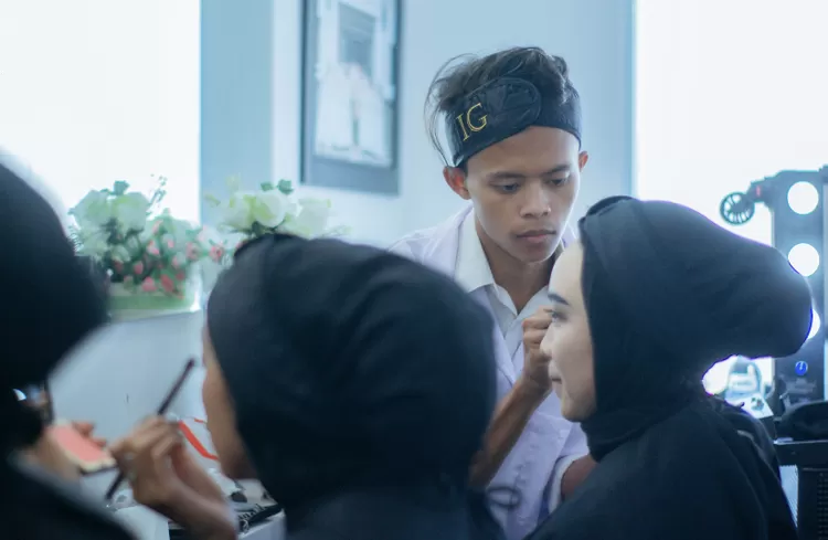 Kegiatan Peserta    yang sedang melakukan praktek ketarampilan dasar make up di kegiatan PKW Bridal Make Up Artis di LKP Karya Jelita.
