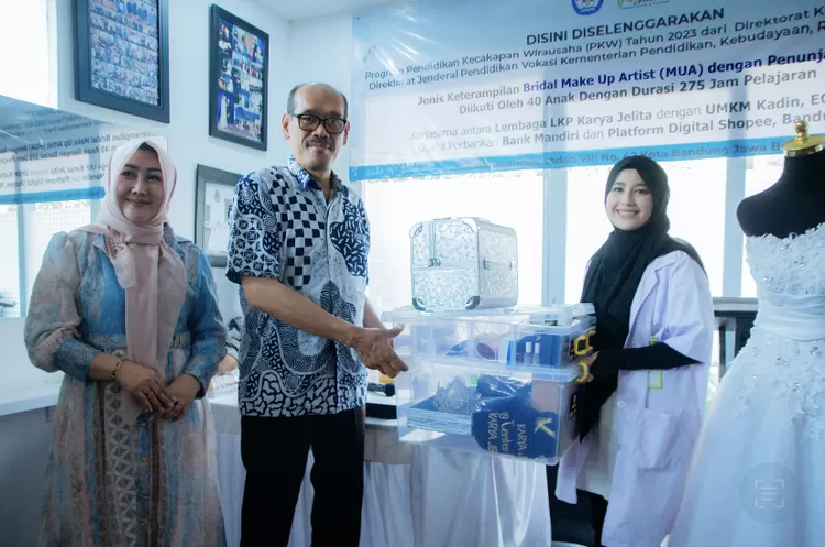 Dr.Wartanto Direktur Kursus dan Pelatihan Direktorat Jenderal Pendidikan Vokasi Kemendikbudristek di dampingi Direktur LKP&nbsp;Karya Rani Sintiawati, M.Pd., Dipl.Cidesco menyerahkan simbolis peralatan praktek untuk kegiatan PKW Bridal Make Up Artis di LKP Karya Jelita.