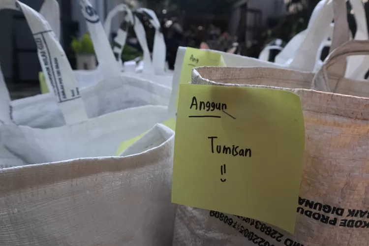 Kantong-kantong sayuran untuk langganan Seni Tani