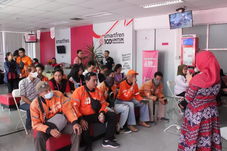 Sejumlah driver ShopeeFood mengikuti cek kesehatan gratis yang digelar Smartfren Yogyakarta.