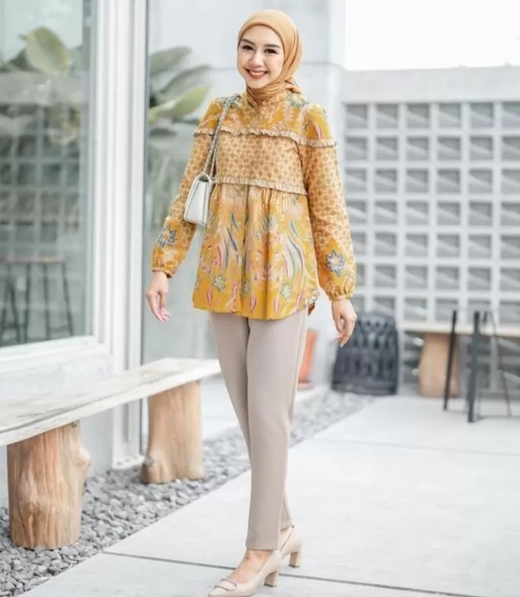 Model Baju Batik Wanita Kantoran Inspirasi Tampil Stylish Dengan