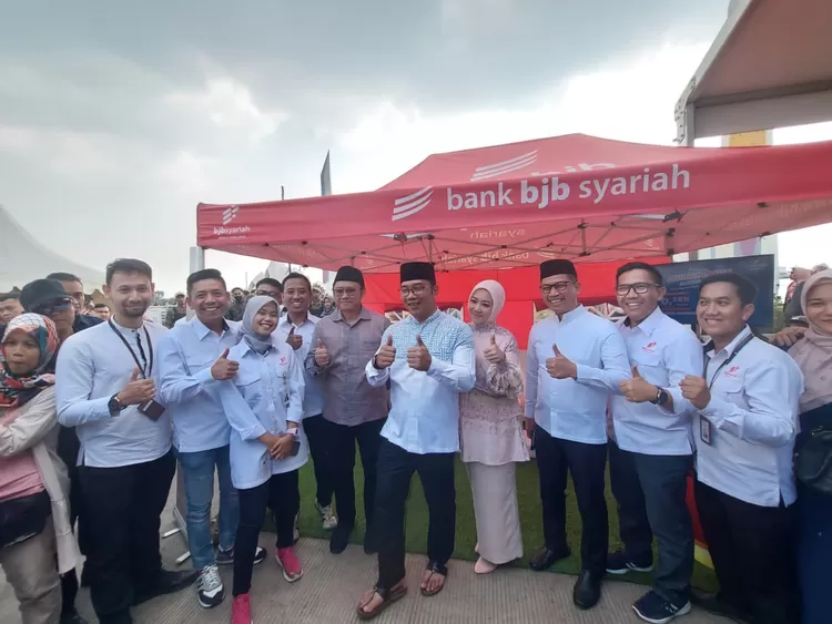 Direktur bank bjb syariah Adang A Kunandar bersama Gubernur Jawa Barat Ridwan Kamil pada acara Mumtaz Festival dan Temu Bisnis OPOP di Masjid Al Jabbar