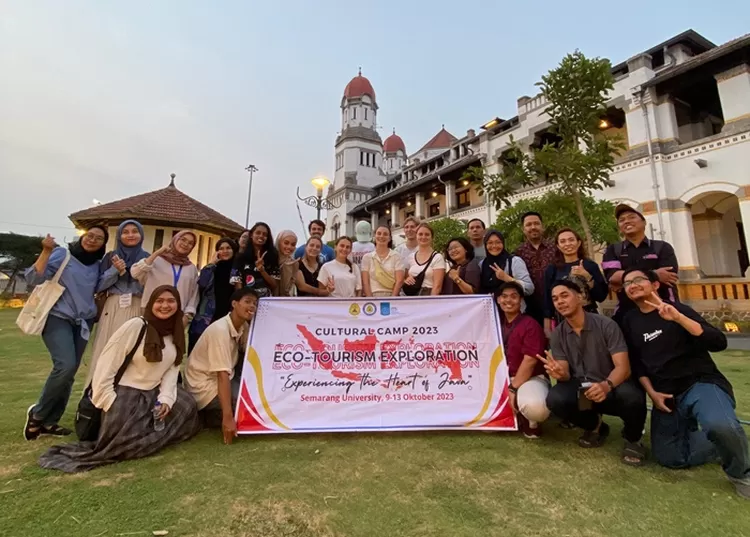 Serunya Peserta Cultural Camp USM Asing Tanam Bibit Mangrove hingga Belajar Sejara di Lawang Sewu