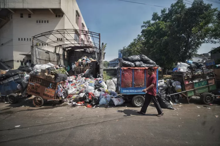 Foto Sampah Menumpuk Imbas Kebakaran Tpa Sarimukti Ayo Bandung