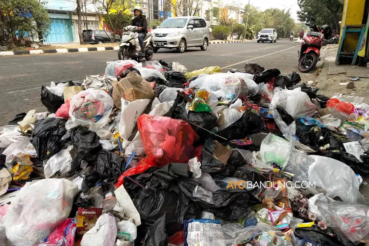 Foto Imbas Kebakaran Tpa Sarimukti Sampah Di Jalan Jamika Kota Bandung Menumpuk Ayo Bandung 3582