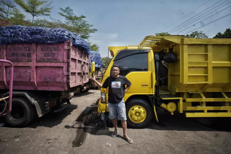 [FOTO] Sampah Menggunung Di TPS Citaliktik Imbas Dari Kebakaran TPA ...