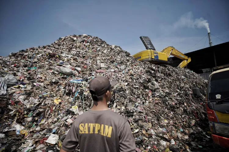 [FOTO] Sampah Menggunung Di TPS Citaliktik Imbas Dari Kebakaran TPA ...