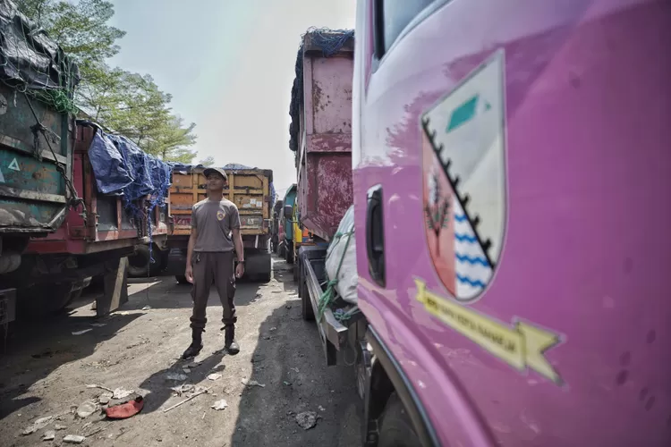 Foto Sampah Menggunung Di Tps Citaliktik Imbas Dari Kebakaran Tpa