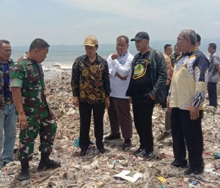  Pemkab Sukabumi saat meninjau Pantai Cibutun 