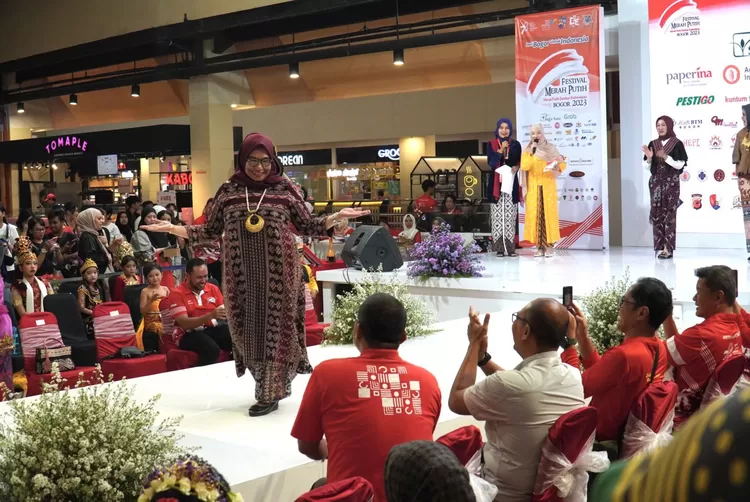 Sekda Kota Bogor, Syarifah Sofiah ikuti peragaan busana Nusantara di lantai dua Mal Botani Square.