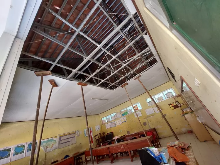 SDN Rumpin 03 yang berada di Desa Rumpin, Kecamatan Rumpin ini kondisinya membahayakan