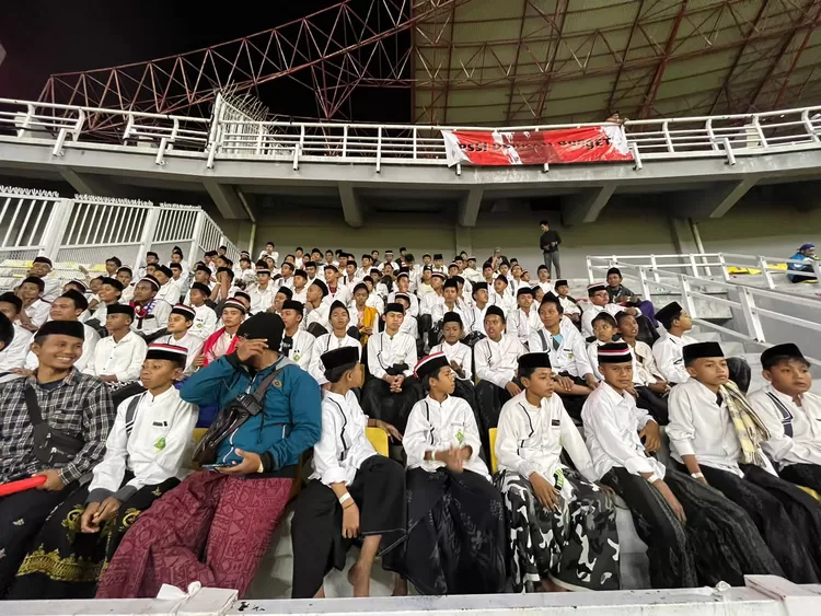 Para santri menonton Timnas Indonesia melawan Turkmenistan, Jumat (8/9) di Gelora Bung Tomo, Surabaya. 
