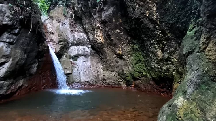 Air terjun Curug Semar Golek Sukamakmur, Kabupaten Bogor.