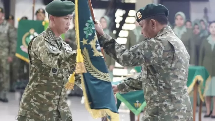 Pangdivif 1 Kostrad saat memimpin secara langsung serah terima jabatan