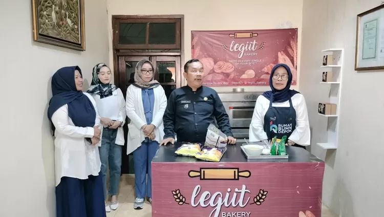 Lurah Beji, Mamur, hadir melihat proses pemberian pelatihan membuat pizza