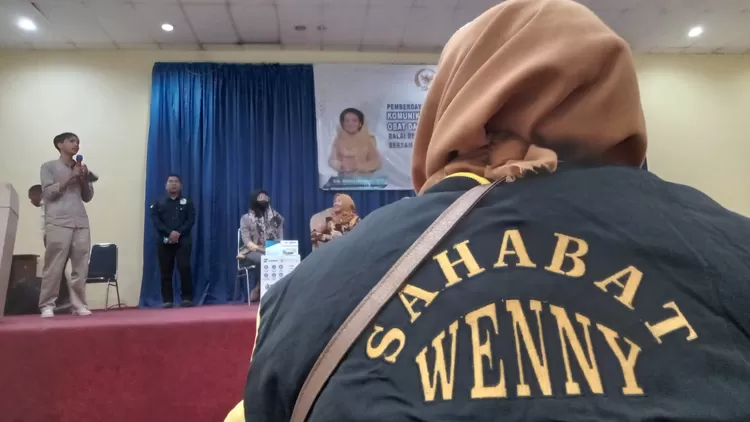 Seorang milenial saat mengajukan pertanyaan dalam program mitra kerja dalam sosialisasi Pemberdayaan Masyarakat Melalui Komunikasi, Informasi, dan Edukasi (KIE), di Pusat Perbelanjaan DTC, Pancoranmas, Kota Depok