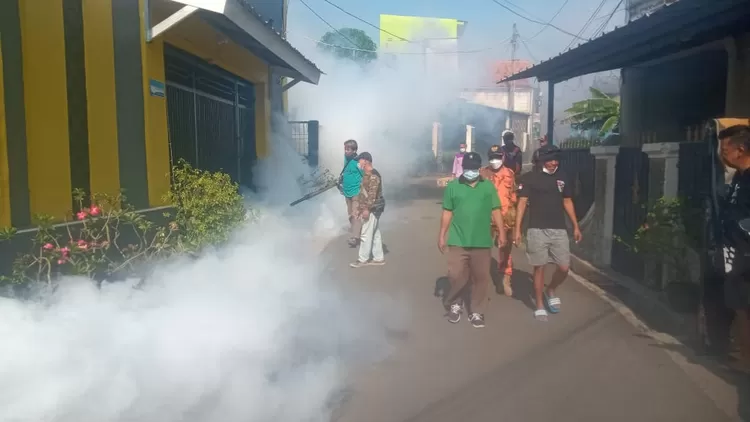 Suasana saat PP PAC Tapos bersama Army Mulyanto lakukan fogging cegah DBD di Sukatani, Kecamatan Tapos, Kota Depok