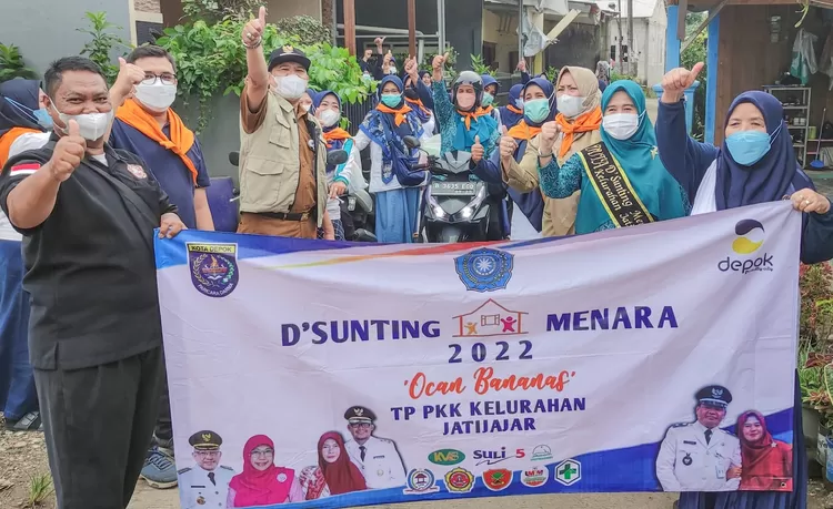 PT DLP bersama Aparatur Kelurahan Jatijajar, Kecamatan Tapos menyambagi warga yang mengalami Stunting di wilayah Jatijajar