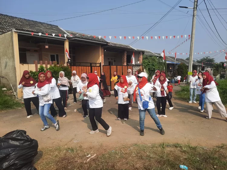 Warga RT 01/09 Perumahan Ciomas Hills, Desa Sukamakmur, Ciomas, Kabupaten Bogor antusias ikuti Jalan Sehat dalam menyemarakkan HUT RI ke 78.