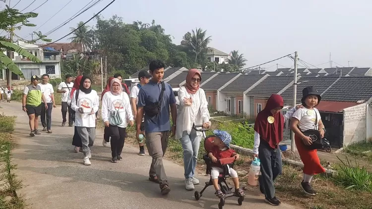 Warga RT 01/09 Perumahan Ciomas Hills, Desa Sukamakmur, Ciomas, Kabupaten Bogor antusias ikuti Jalan Sehat dalam menyemarakkan HUT RI ke 78.