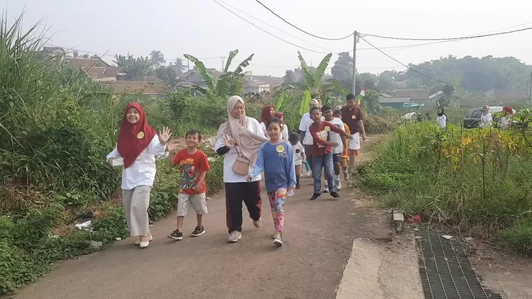 Warga RT 01/09 Perumahan Ciomas Hills, Desa Sukamakmur, Ciomas, Kabupaten Bogor antusias ikuti Jalan Sehat dalam menyemarakkan HUT RI ke 78.