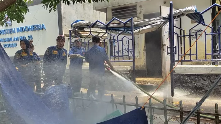 Petugas Damkar Kota Bogor melakukan pemadaman di gardu Bank BTN Bogor yang mengeluarkan suara ledakan. 