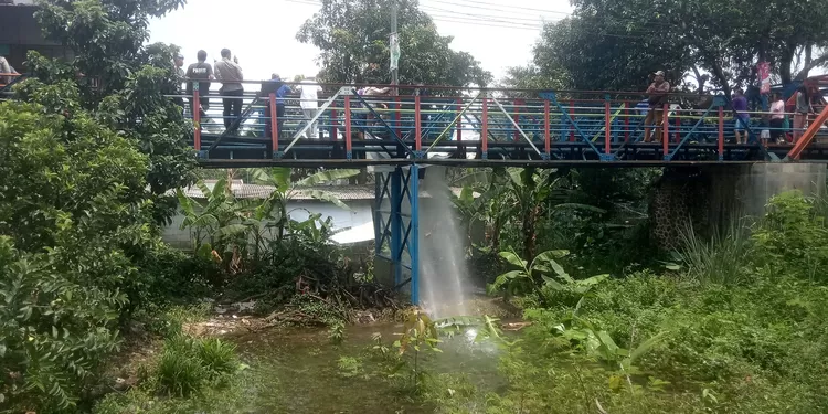 Kondisi pipa distribusi air Perumda Tirta Pakuan Kota Bogor yang diduga dirusak oleh warga ahli waris yang mengklaim pemilik tanah diatas pipa tersebu.