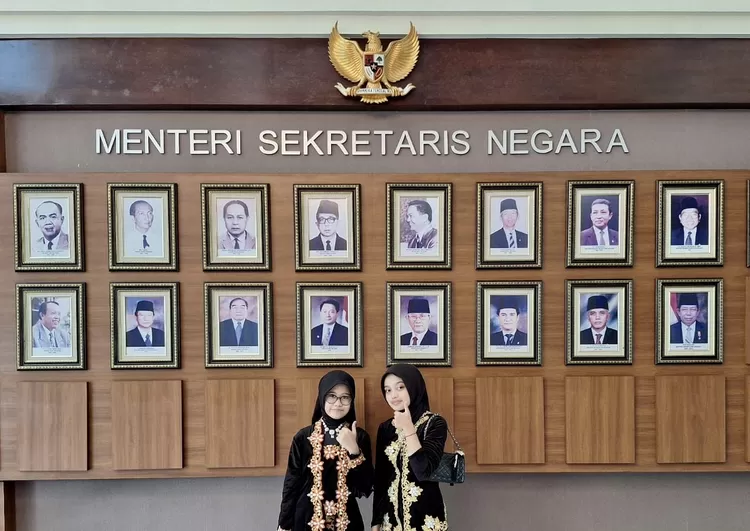 Rizqika dan Azmi ketika berada diruangan Menteri Sekretariat Negara - Foto: Isitimewa