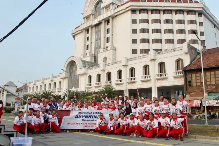 Usai senam pagi, seluruh peserta berfoto bersama didepan Hotel Mercure Batavia, Jakarta - Foto: Henry Lukmanul Hakim
