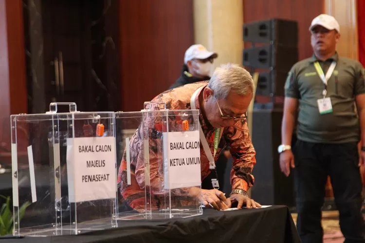 Ketua Pimpinan Wilayah Persatuan islam DKI Jakarta KH. Soewardi Sulaiman ketika memberikan hak suarany di Muktamar Persatuan Islam beberapa waktu lalu - Foto: Henry Lukmanul Hakim