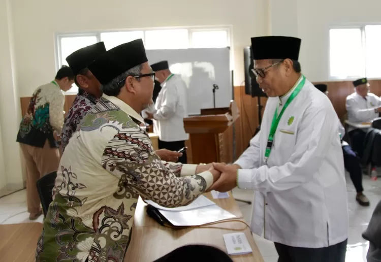 Ketua Umum PP Persatuan Islam Dr. KH. Jeje Zaenudin memberikan selamat kepada Ketua PW Persis DKI Jakarta Drs. KH. Sofyan Munawar - Foto: Henry Lukmanul Hakim