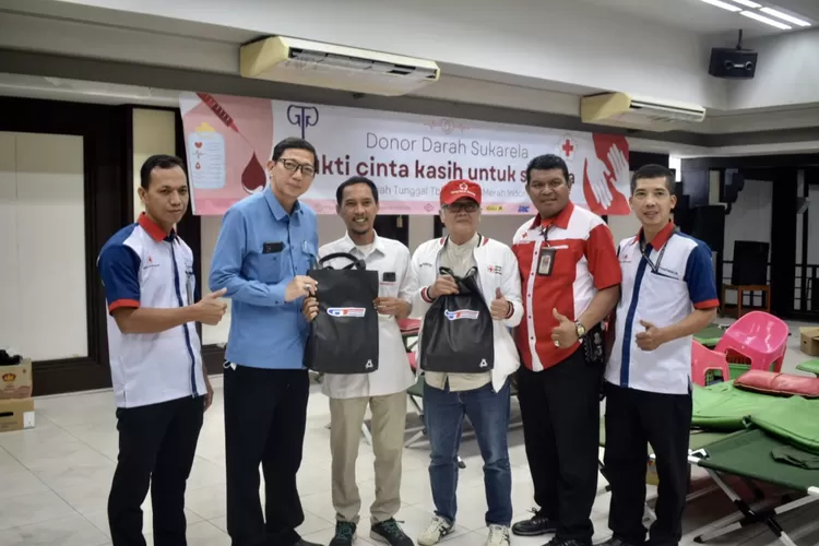 Ketua PMI Kota Tangerang Oman Jumansyah (bertopi) menerima kenang-kenangan dari PT Gajah Tunggal Tbk