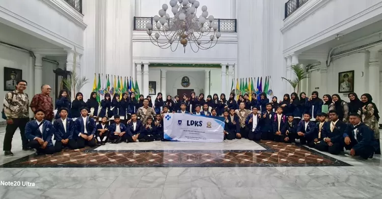 Foto bersama di Gedung Sate
