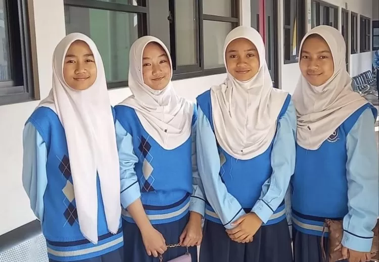 Siswi SMP Prima Cendekia Islami (PCI) memakai seragam yang baru saja dibuat oleh perusahaan garment South Legend - Foto: Istimewa