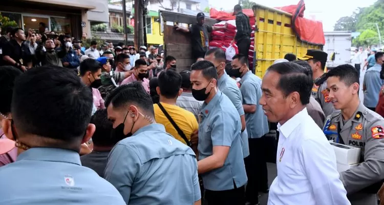 Jokowi Bagikan Sembako dan Bingkisan Lebaran untuk Warga Kota Bogor - Jawa  Pos