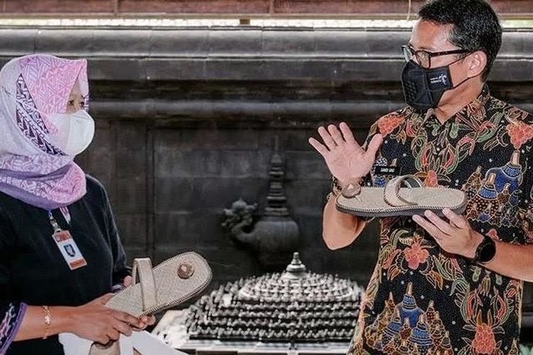 Naik Ke Candi Borobudur Disiapkan Sandal Upanat Sebagai Upaya Pelindung Candi Urban Bogor