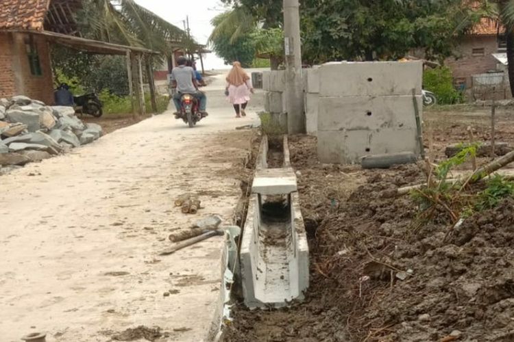 Nah Loh!! Pembangunan Drainase U Ditch DPRKPP Kabupaten Bekasi Diberhentikan Warga