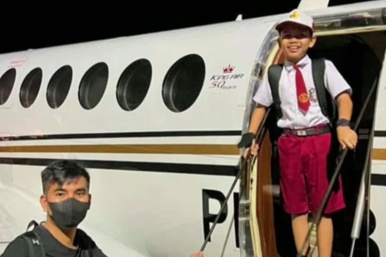 Lapor ke Presiden, Farel Prayoga 'Ojo Dibandingke' Kini ke Sekolah Naik Pesawat Jet