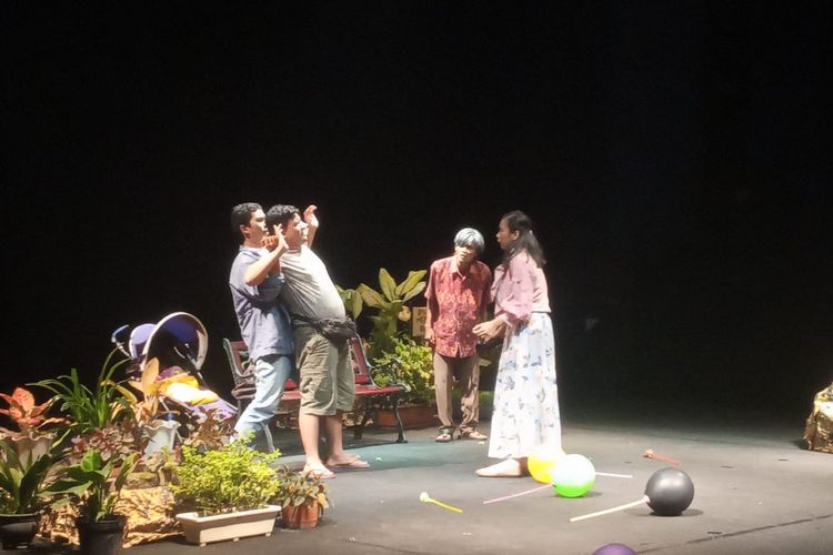 Sanggar HIMA Bahasa Indonesia UNBARI Kembali Hadir Tunjukkan Eksistensinya di Panggung Teater